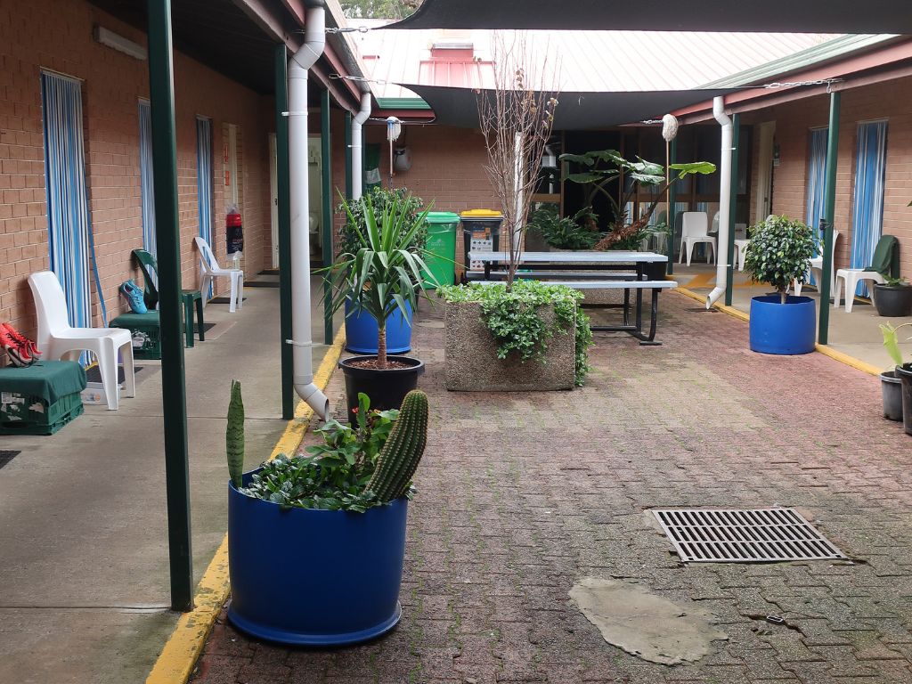 Image of a shared outside courtyard in Unit 5 for minimum-security prisoners at Bunbury Regional Prison.